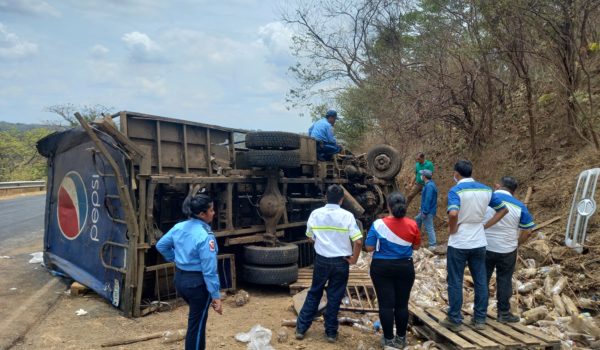 Tripulantes de camión repartidor sobreviven a vuelco en San Rafael del Sur