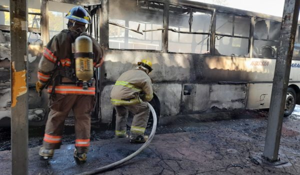 Pánico sobre ruedas: se quema bus de la mini ruta 4 en Managua