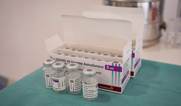 ¿Qué pasa con las vacunas de AstraZeneca y Johnson & Johnson contra el coronavirus que algunos gobiernos deciden no usar?