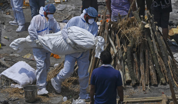 El mundo «en guerra» contra el Covid que ha causado más de 300,000 muertos en India