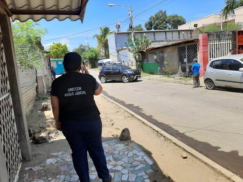 La Policía inspeccionó la escena del crimen horas después de acontecido el hecho sangriento.LAPRENSA/ARCHIVO