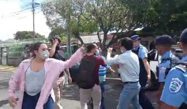 Policía dispersa protesta juvenil en la sede de CxL