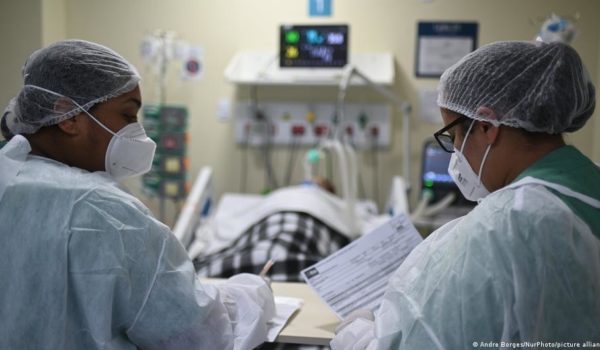 Brasil ronda las 450,000 muertes por la pandemia