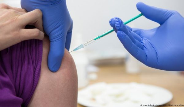 ¿Se debe vacunar a los que superaron el Covid-19?