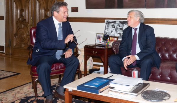 El precandidato presidencial Arturo Cruz se reúne con Luis Almagro