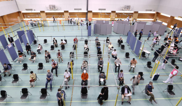 Japón abre dos vacunódromos para acelerar campaña de vacunación