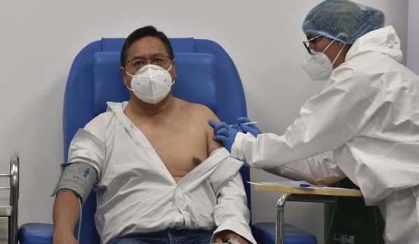 Presidente de Bolivia recibe primera dosis de la vacuna contra el Covid-19