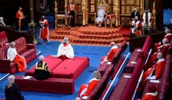 Isabel II reaparece para presentar el programa de «recuperación nacional» de Johnson