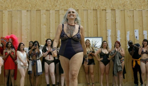 La «sexigenaria» Caroline Ida Ours revindicó a la mujer en un desfile de belleza sin límites en París