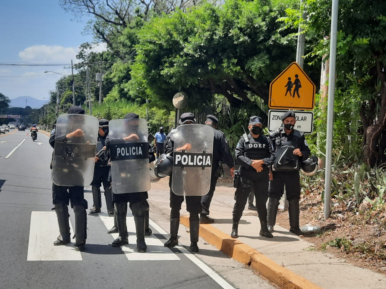 Antimotines bloquearon el perímetro de la casa de Cristiana Chamorro. LA PRENSA / KAREN DÍAZ LÓPEZ