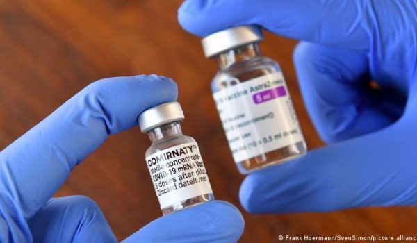 Combinar vacunas contra el SARS-CoV-2 mejora su eficacia, según estudios