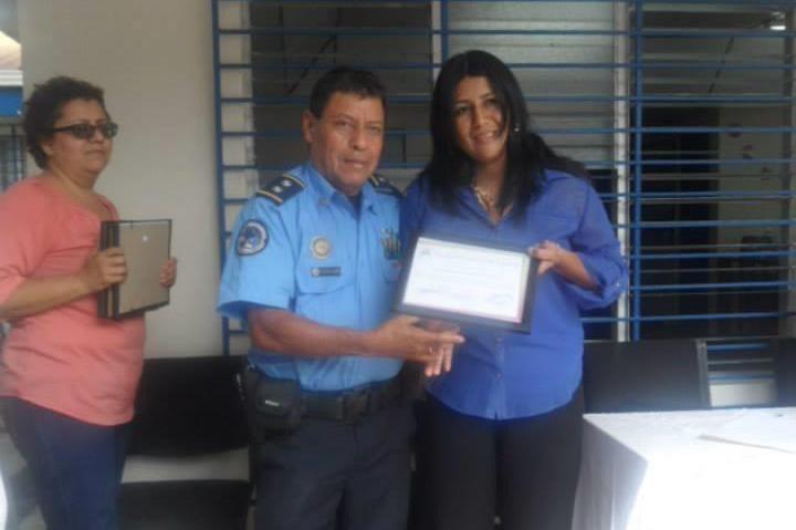 La juez Karen Chavarría de camisa azul al lado del oficial de la PO. LA PRENSA