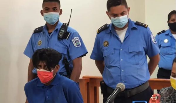 Hombre admite haber matado a su pareja e hijastro y alega que no se arrepiente de los crímenes