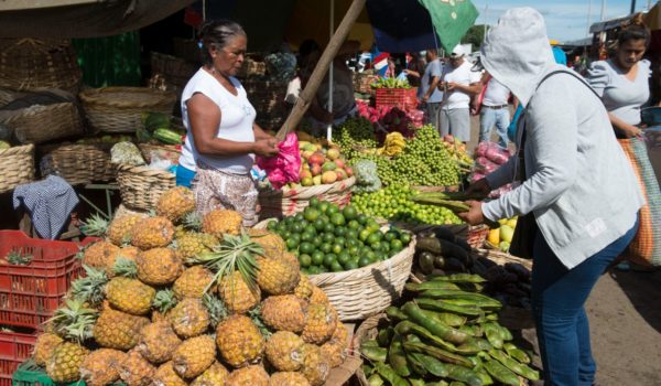 Crisis económica se percibe en el mercado; ventas de perecederos están lentas