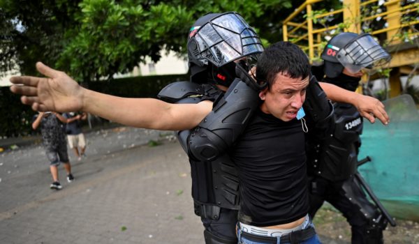 Dos civiles muertos y un policía baleado en protestas de Colombia