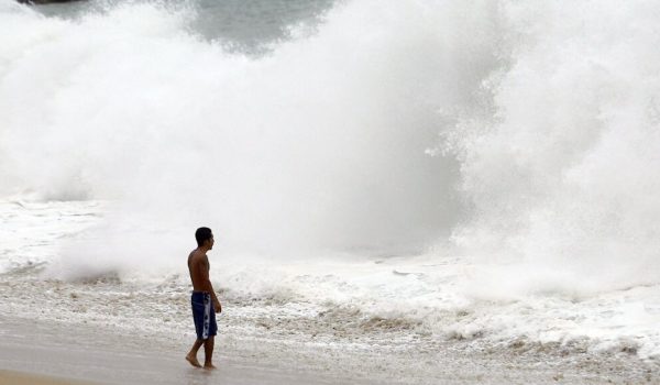 Huracán Enrique avanza en paralelo a la costa del Pacífico de México