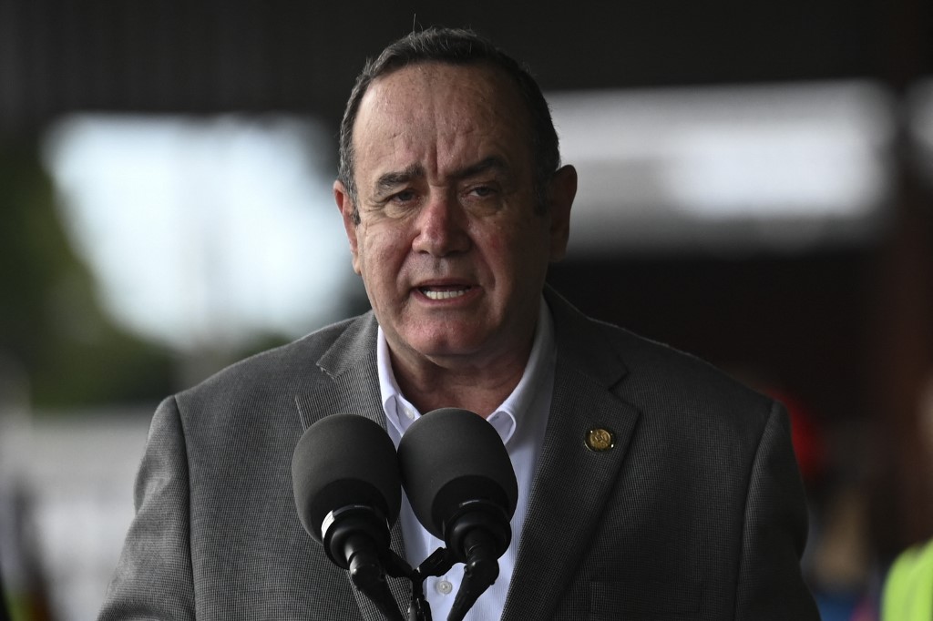Presidente de Guatemala prohíbe protestas opositoras porque "alborotan" la pandemia - Vimarsana News