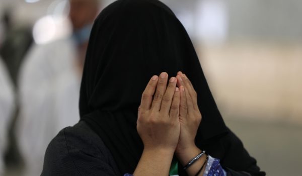 Mujeres musulmanas cumplen el «hach» sin hombres a su lado. Es un «milagro» dice una egipcia