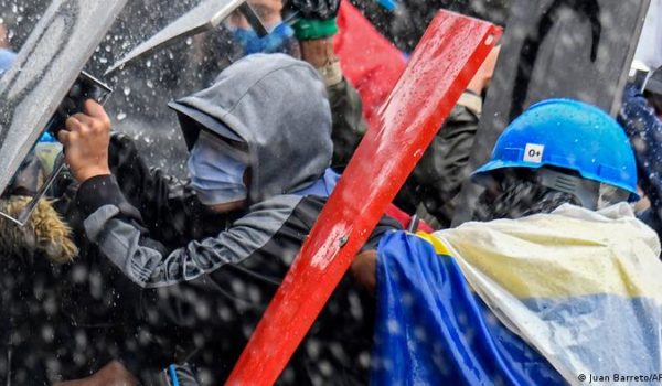 Colombia: reportan presencia de paramilitares «para atemorizar» a protestas