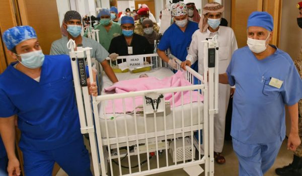 Médicos sauditas consiguen separar un bebé de un gemelo parasitario