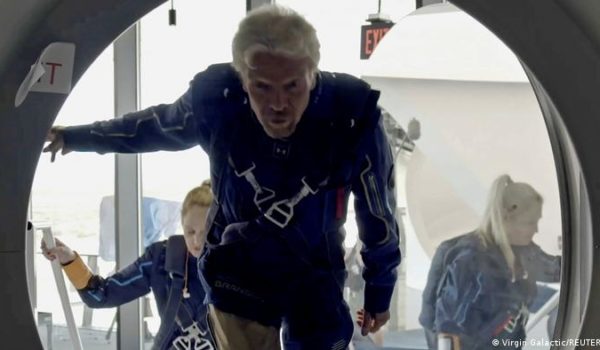 Richard Branson realiza su primer vuelo espacial