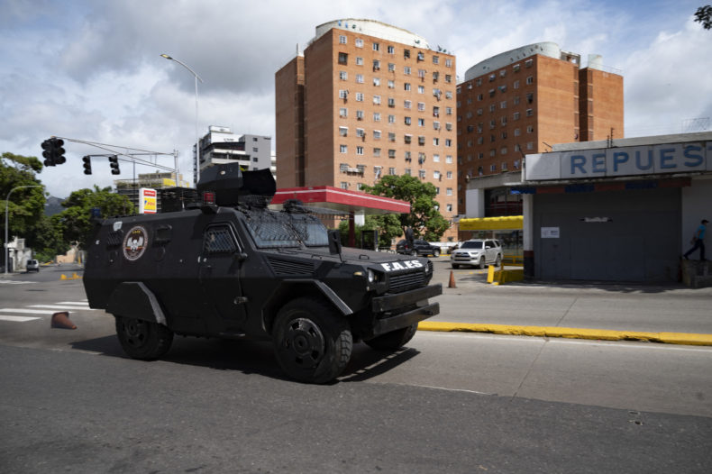 Policía ocupa barriada de Caracas tras días de enfrentamientos con criminales - Vimarsana News