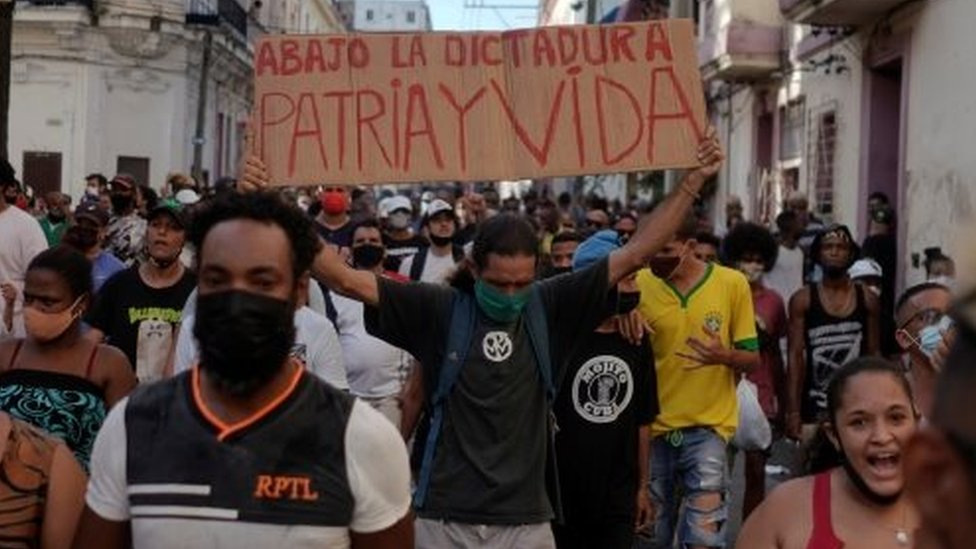 Protestas en Cuba: de dónde surgió el lema "Patria y vida" que se usa en las manifestaciones contra el gobierno - Vimarsana News