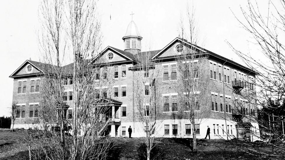 "Alcatraz de Canadá": la oscura historia de la escuela para niños indígenas en la que encontraron otras 160 tumbas sin identificar - Vimarsana News