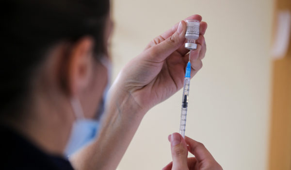 Agencia Europea de Medicamentos aprueba tercera dosis de vacuna Pfizer para mayores de 18 años