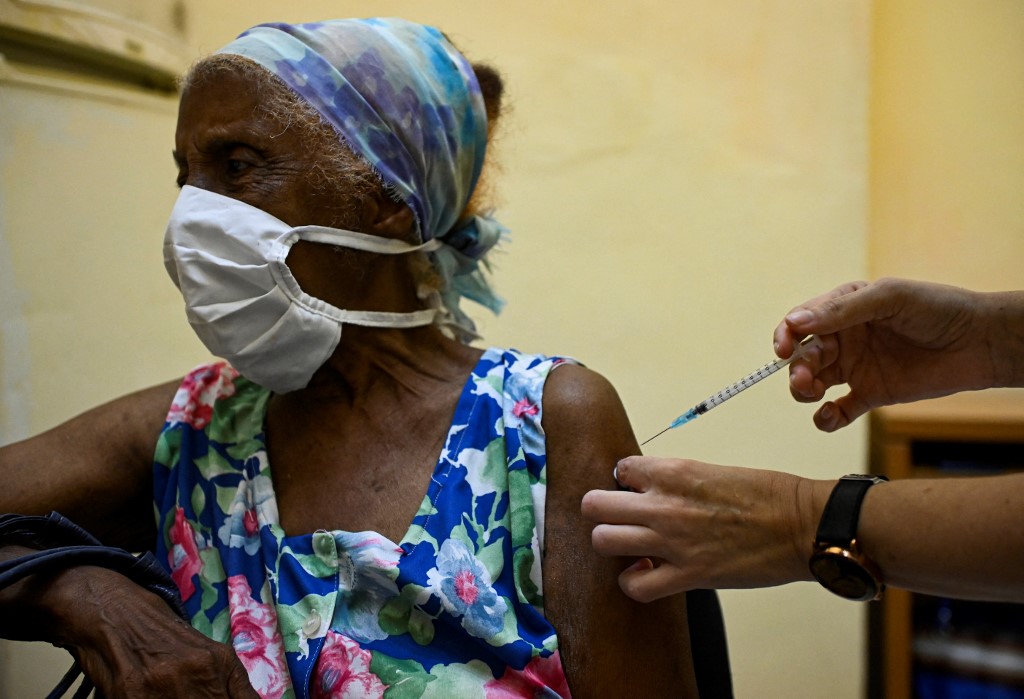 La Habana vacuna a gran parte de su población, en momento crítico por Covid-19 - Vimarsana News