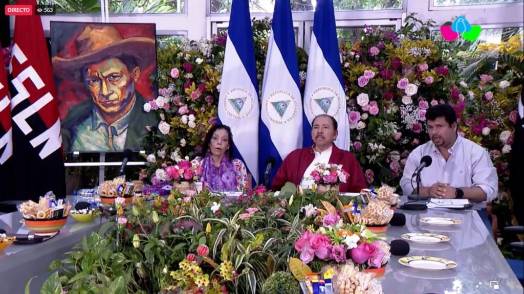 Rosario Murillo junto a Daniel Ortega, durante el congreso sandinista. LA PRENSA / CAPTURA DE PANTALLA