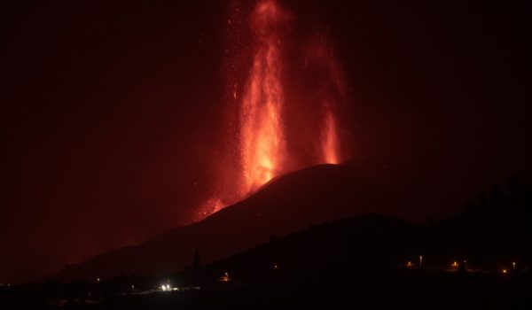 Lava del volcán de Canarias llega al mar y temen por ello. Te contamos por qué