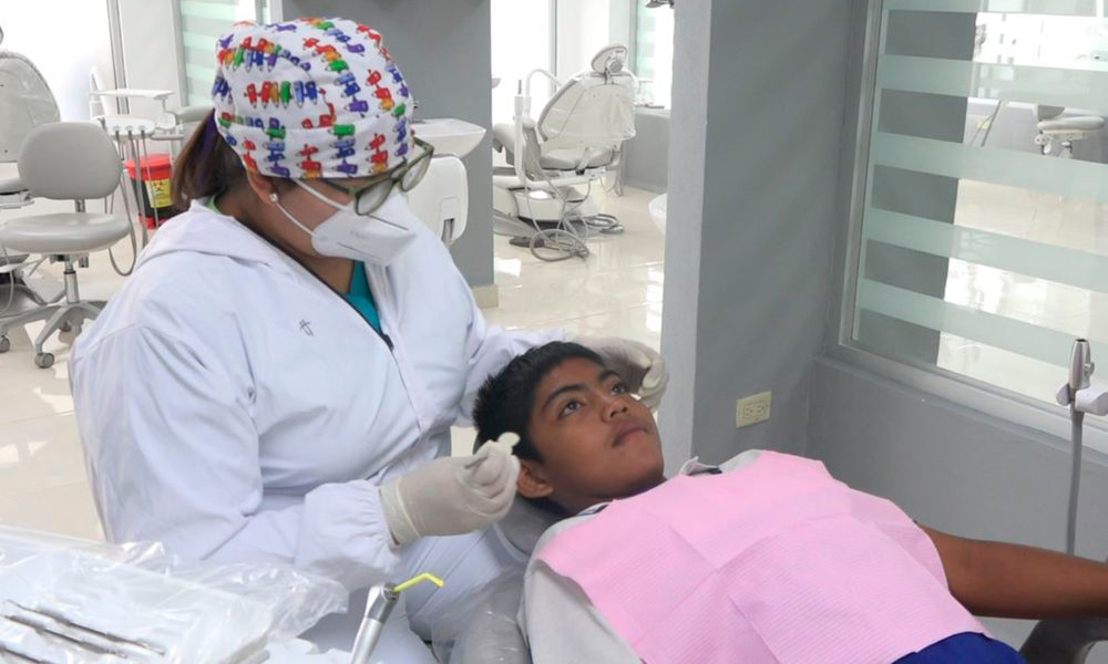 Odontólogos UAM regalan sonrisa a José