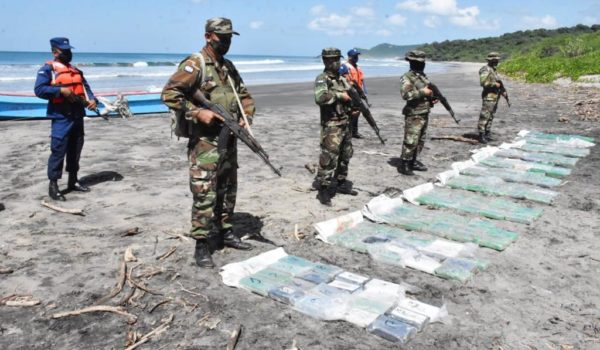 Ejército decomisa 211 kilos de cocaína en Playa Amarilla, Tola