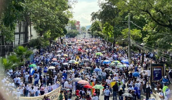 Salvadoreños marchan en contra del presidente Nayib Bukele