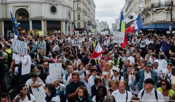 Miles protestan contra el pasaporte sanitario en Francia
