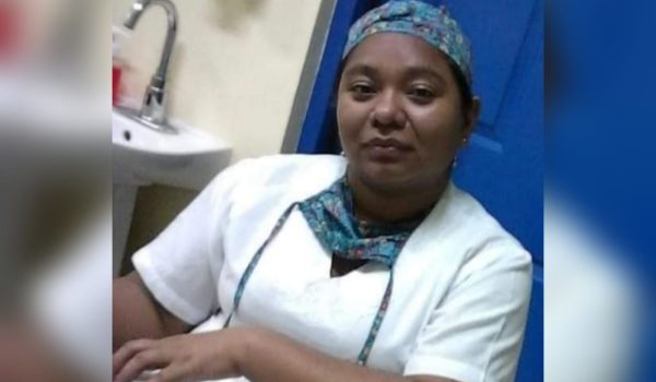 Muere enfermera tras ser arrollada por un furgón