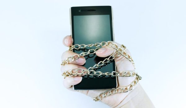 ¿Cómo sé si padezco «nomofobia», miedo irracional a no tener el móvil (ni WhatsApp)?