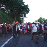 Migrantes desafían lluvia y sol y siguen hacia EE. UU. desde el sur de México