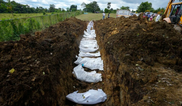Panamá entierra a más migrantes muertos en jungla del Darién
