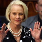Senado de EE. UU. confirma como embajadores a los republicanos Cindy McCain y Jeff Flake