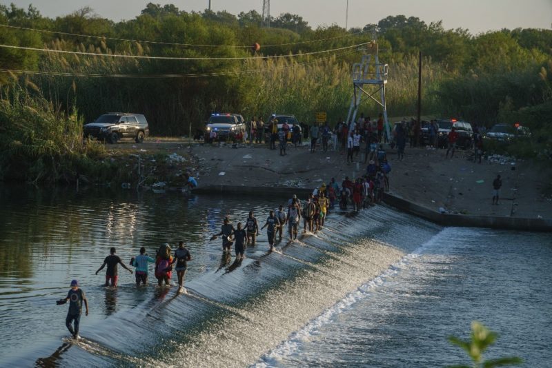 Para poder cruzar la frontera entre México y Estados Unidos, los migrantes deben cruzar el río Bravo. LA PRENSA/ AFP