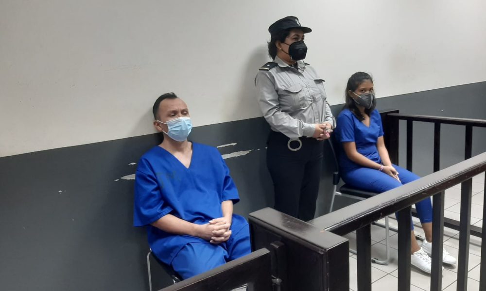 Ronald Aguilar (a la izquierda) acusado de homicidio tentativa y Guadalupe Espinoza (a la derecha) enfrenta cargos por homicidio. LA PRENSA/Ernesto García.