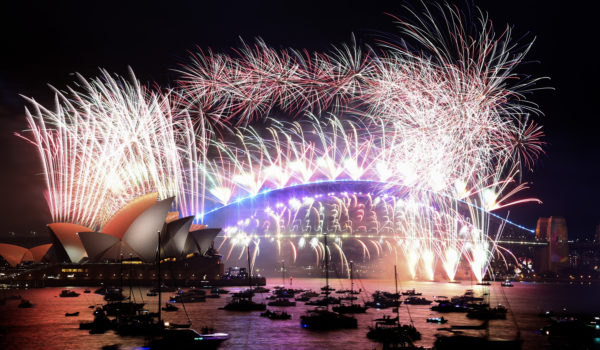 El mundo recibe 2022 bajo la sombra de la pandemia