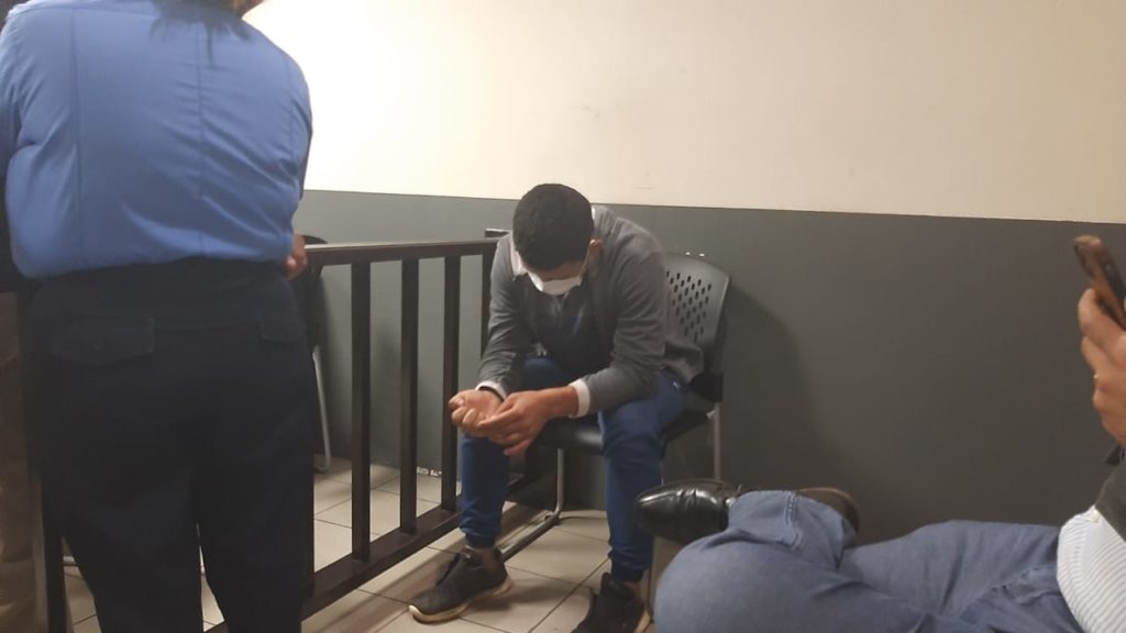 Emmanuel ofreció pagar en cuotas de 100 dólares mensuales de los 14, 878 dólares