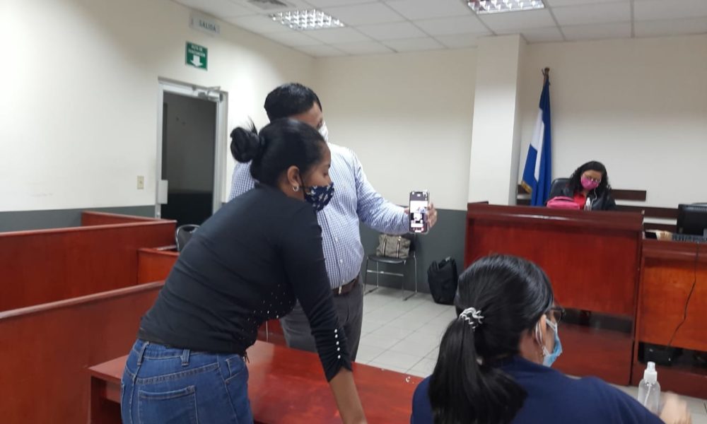 La bailarina Vilma Yomara Paiz tuvo un cara a cara con Holmer Morán Maltez a través de videollamada. LA PRENSA/Ernesto García