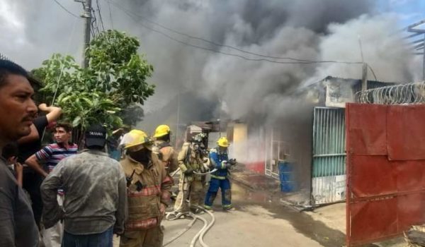 Tienda de ropa usada queda en cenizas tras incendio