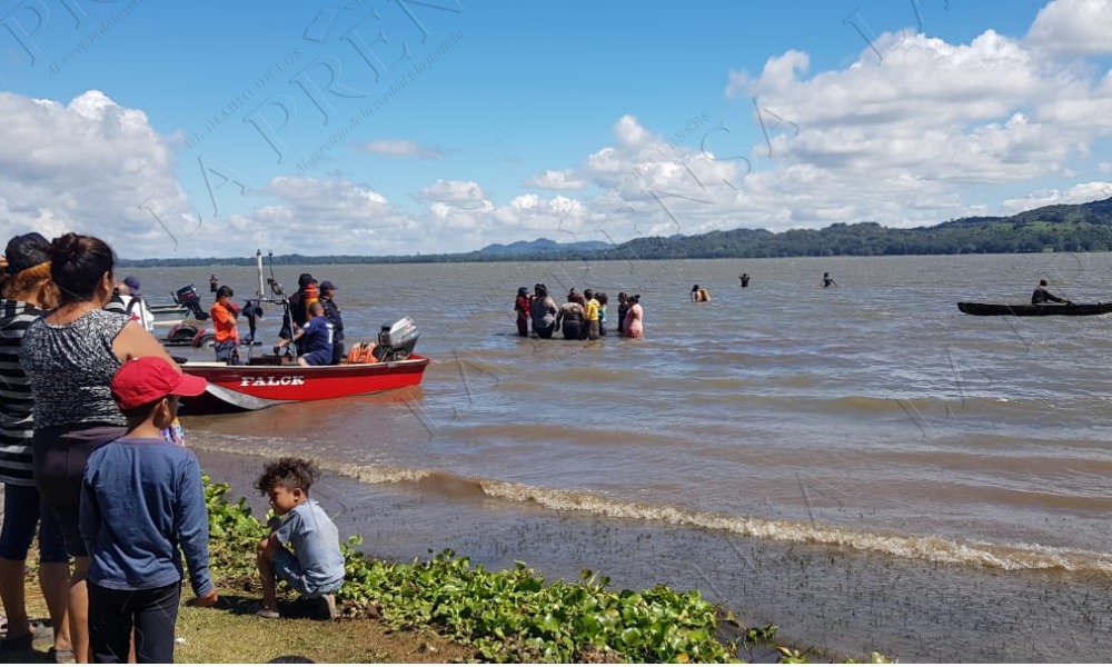 Los pescadores del lago Apanás en Jinotega se han sumado a las búsqueda del adolescente de iniciales G.A.B. LA PRENSA/Cortesía de NotimaTV.