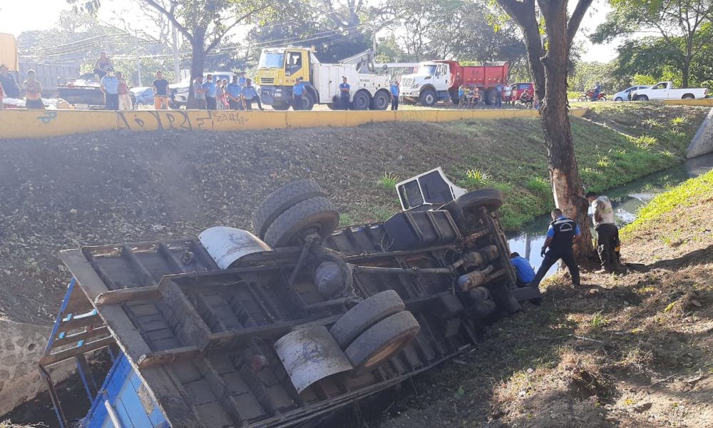 En prisión preventiva permanece el conductor del camión que se volcó en la Garita Norte el pasado 19 de enero con saldo de cinco fallecidos. LA PRENSA-