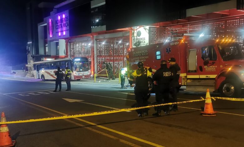 En segundo plano el autobús donde aconteció la balacera. LA PRENSA/OIJ.